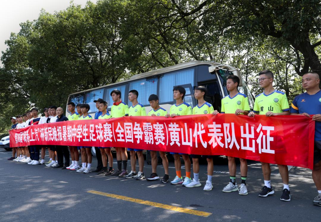 喀什市初中領(lǐng)導(dǎo)團(tuán)隊(duì)引領(lǐng)教育改革與發(fā)展新篇章