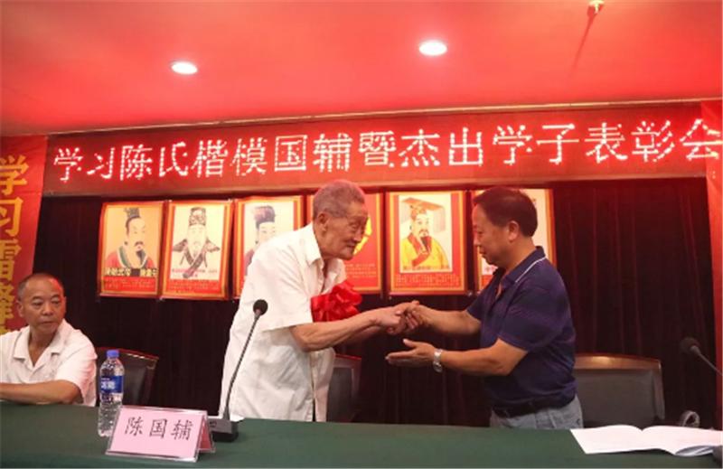 興文村民委員會(huì)領(lǐng)導(dǎo)團(tuán)隊(duì)引領(lǐng)村莊邁向新篇章